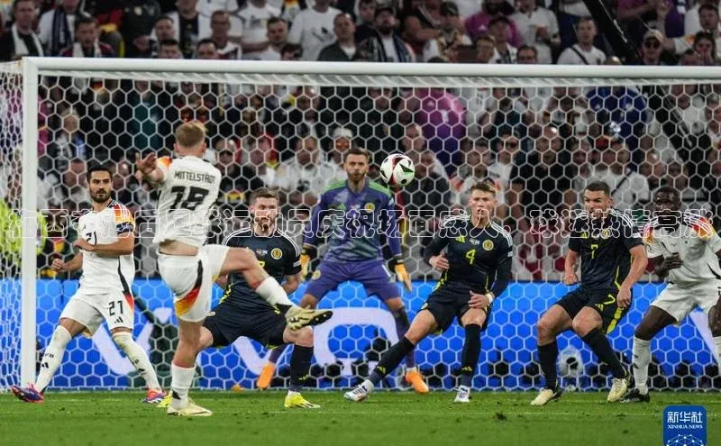 星欧平台登陆入口百度教育梅西夺冠后足球运动员庆祝场面感人，球迷热情高涨